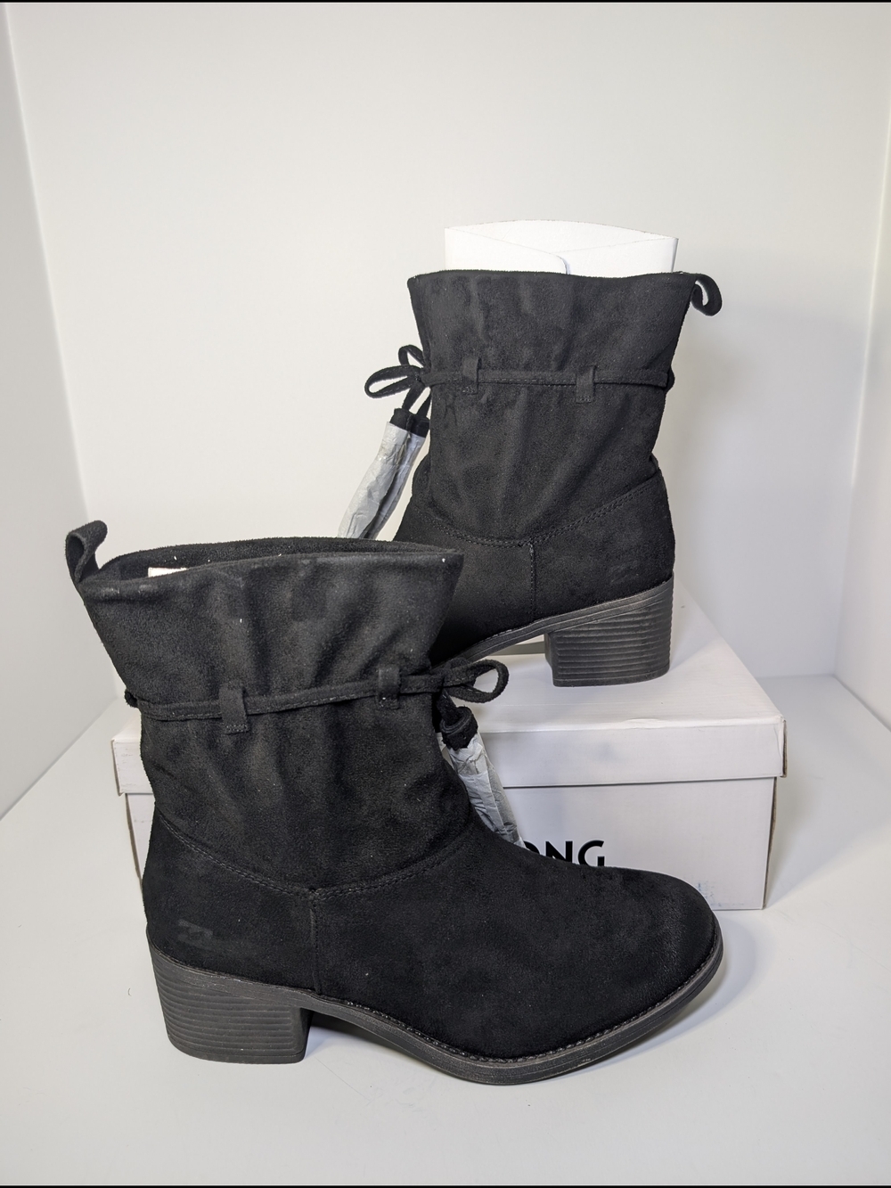 NEW IN BOX Billabong Monroe Women's Size 8 Black Faux Suede Ankle Boots Tassels